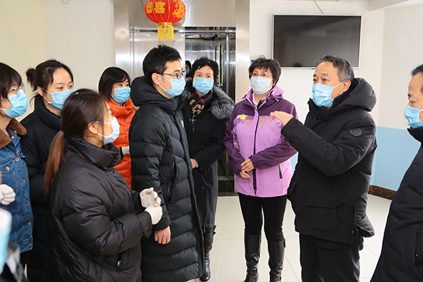石景山区后备定点医院改造初期，高云同志慰问中国中医科学院眼科医院派驻定点医院医务人员，带领职能部门负责人现场办公解决困难.jpg